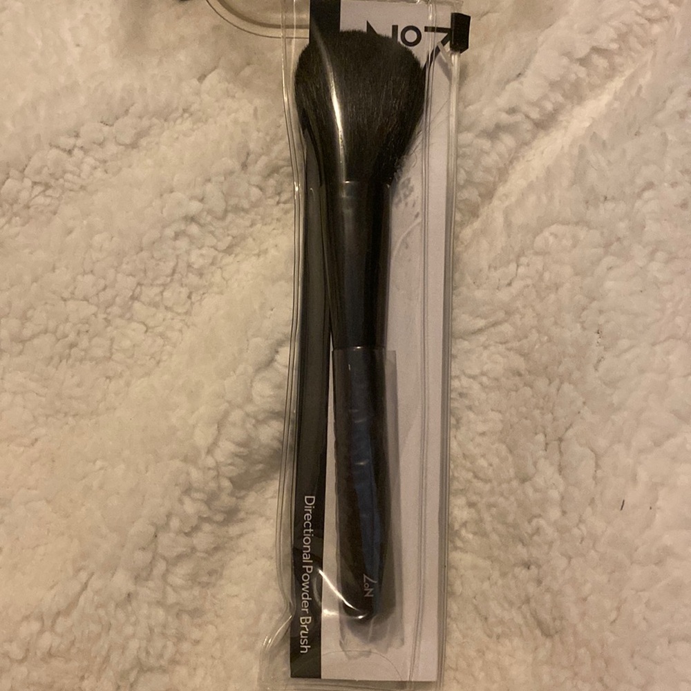 Directional powder brush from No 7